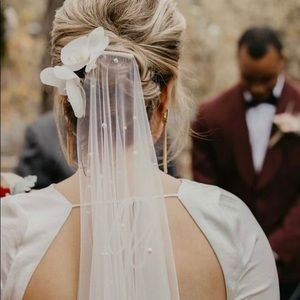 Fingertip length pearl veil in soft white
